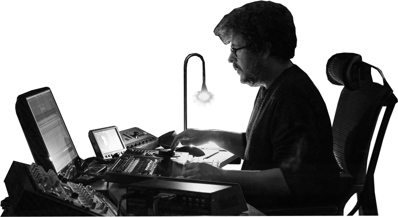 Editor de sonido trabajando en el estudio